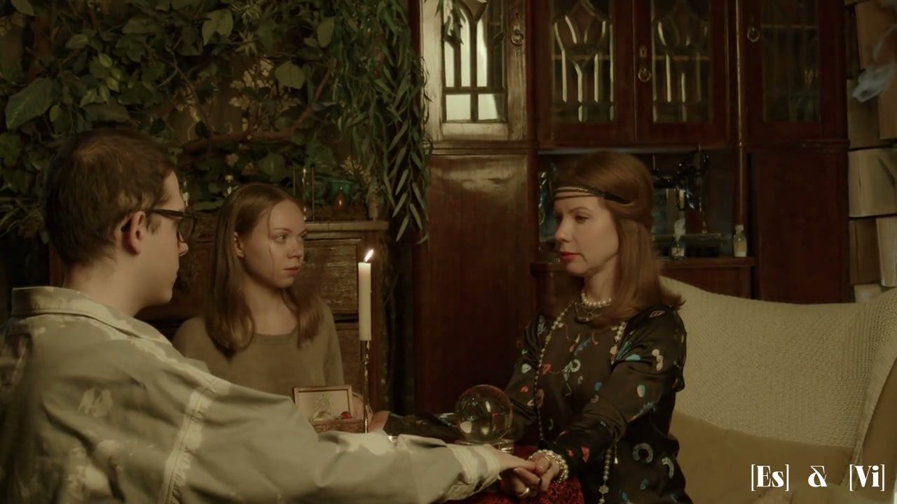 Кадр из фильма «Мы должны быть воображаемы»: участники на сессии арт-коучинга при свечах