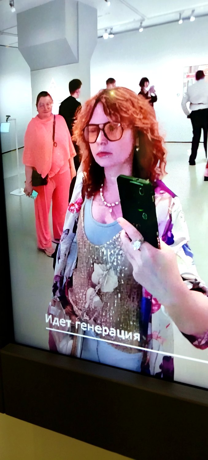 Янита Войт в ярком образе на выставке, у большого экрана