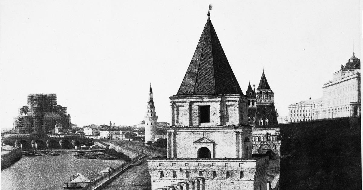 Москва, 1852 год: панорама с кремлёвской башней, а на дальнем плане слева — Храм Христа Спасителя в строительных лесах
