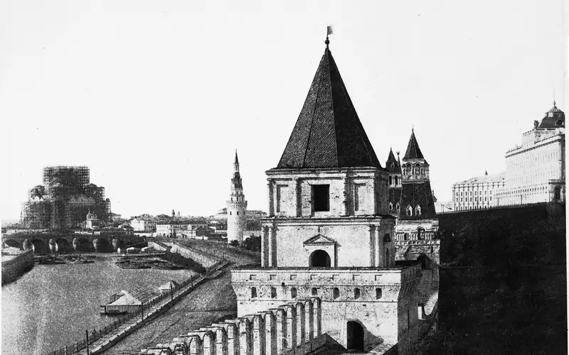 Москва 1852: кремлёвская башня, слева на дальнем плане — Храм Христа Спасителя в строительных лесах