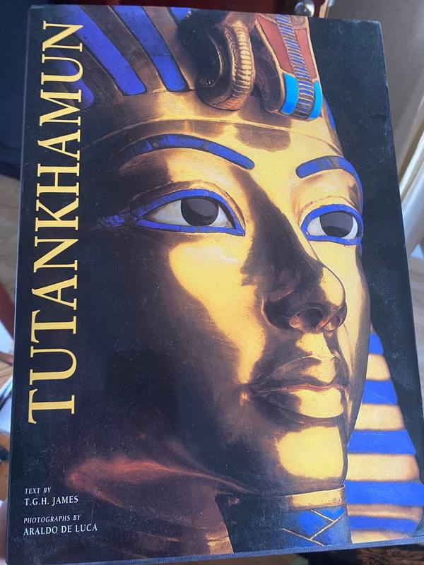 Обложка книги «Tutankhamun» — текст T. G. H. James · фотографии Araldo De Luca